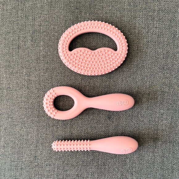 ezpz Oral Development Tools in Blush to Develop Feeding, Biting, Munching + Chew - Picture 2 of 3